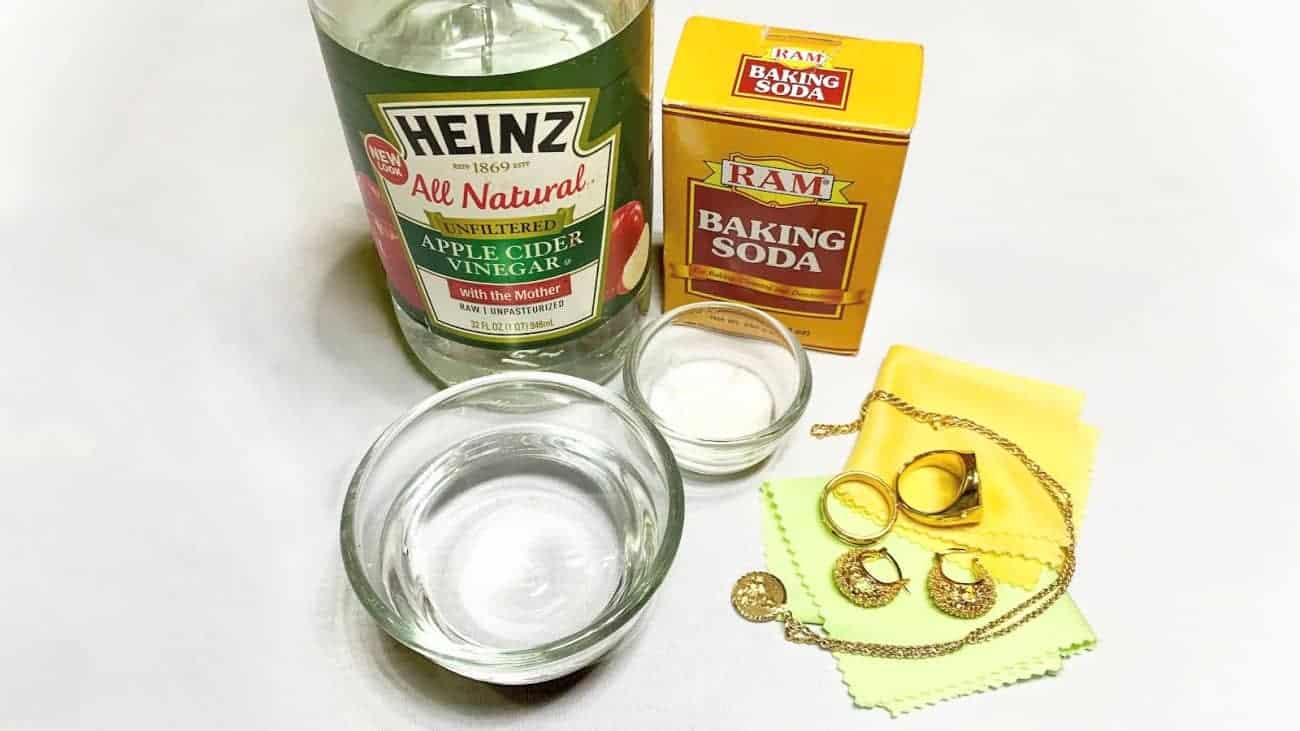 Cleaning gold jewelry with vinegar and baking soda