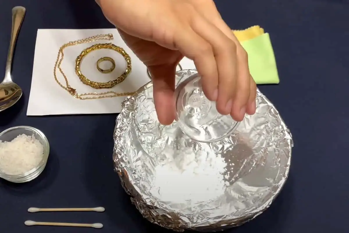 Put baking soda and table salt in a heat-safe bowl covered with aluminum tin foil